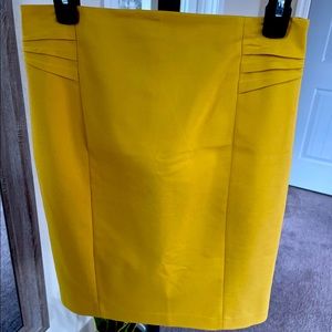 EXPRESS Women’s yellow high waisted pintuck pencil skirt - Size 8